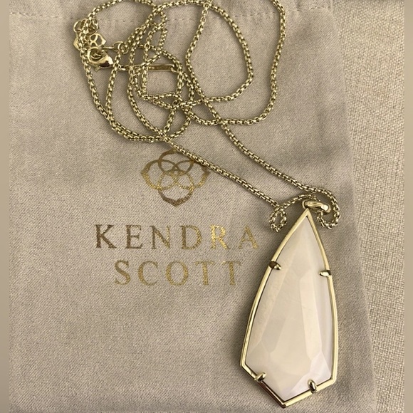 Kendra Scott Jewelry - Fabulous KENDRA SCOTT Carole Pendant w/drawstring bag